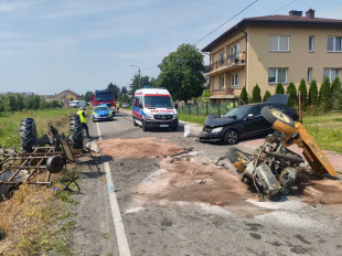 Ursus rozbity w drobiazgi po zderzeniu z Mercedesem. Traktorzysta w szpitalu