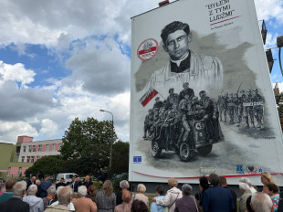 Mural ks. Romana Kotlarza odsłonięty na Gołębiowie w 50. rocznicę śmierci kapłana [FOTO]