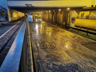Gwałtowna ulewa nad Radomiem. Podtopione ulice i budynki - autobus utknął w wodzie!