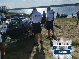 Zderzenie skuterów wodnych w Domaniowie. 15-latek z Radomia robił ''bączki''