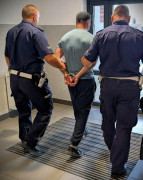 Chciał wręczyć policjantom 3000 zł. Miał dwa powody, poniesie podwójną karę