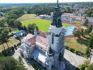 Trwa remont kościoła świętej Barbary w Pionkach. Nowy dach już teraz robi wrażenie