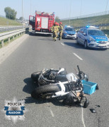 Rozbity motocykl po uderzeniu w tył Forda