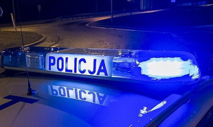 BMW zatrzymało się na latarni i barierkach