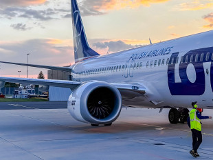 Samolot LOT na lotnisku Warszawa-Radom