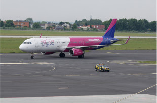 Samolot Wizz Air na lotnisku Warszawa-Radom