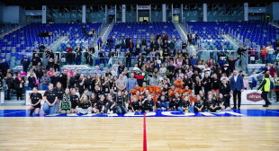 Zespół ELMAS-KPS APR z kibicami po meczu z Legnicą