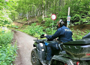 Policjant na quadzie