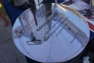 Kapsuła czasu oficjalne zakopana w specjalnym miejscu na Placu Corazziego