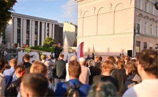 Adrian Zandberg na pl. Konstytucji 3 Maja