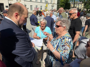 Pierwszy dzień zbierania podpisów pod wnioskiem referendalnym w Radomiu (27 maja 2026)