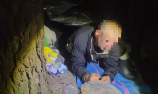 Przez kilka tygodni ukrywał się w lesie. Zaskoczony w szałasie [WIDEO]