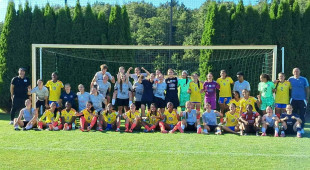 Wspólne zdjęcie piłkarek Akademii Piłkarskiej Czwórki Radom i Kolumbii U20