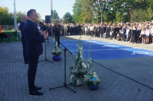 Radosław Witkowski podczas rozpoczęcia szkoły w PSP nr 14 w Radomiu