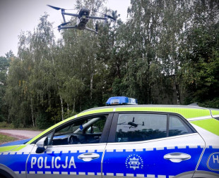 Policyjny dron nad przejazdem kolejowym pod Przysuchą. Pięciu kierowców zlekceważyło znak STOP