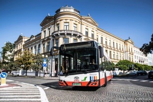 Po ulicach miasta jeździ 145 autobusów,