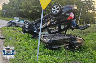 Subaru zderzyło się ze Skodą i dachowało. Szczęście w nieszczęściu  