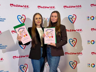 Pracownice MSS w Radomiu z listami gratulacyjnymi za zwycięskie projekty w BOM 
