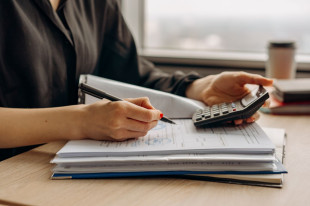 Porządkowanie finansów warto zacząć od ograniczenia zbędnych kosztów, np. subskrypcji