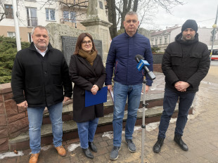 Radni PiS od lewej: Marek Sołśnia, Paulina Markiewicz, Artur Standowicz, Marcin Kaca  