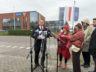 PiS protestuje w sprawie braku zamówień dla Fabryki Broni. Do Radomia przyjechał Przemysław Czarnek