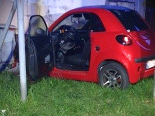 Uciekał policji Microcarem. Skończył na ścianie przydrożnego budynku