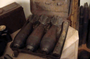 Wybuchowy arsenał w Kozłowie. Pociski na posesji w pobliżu szkoły [FOTO]