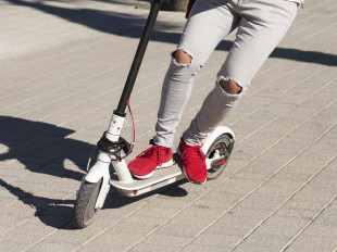 Chwila nieuwagi i... Poszkodowani 14-letni hulajnogista i 43-letni motocyklista