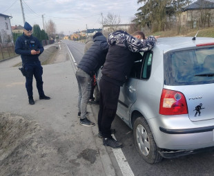 Czterech pijanych młodzieńców, w tym kierowca w rozbitym Volkswagenie