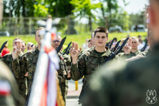 Oto nowi żołnierze brygady WOT w Radomiu. Przysięga ochotników odbyła się w Kowali [FOTO]