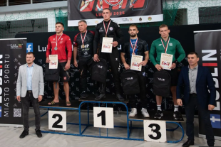 Oskar Kucharczyk (na najwyższym stopniu podium) stanie do obrony tytułu.