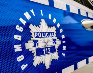 Zaatakował maczetą sąsiadów, prawie odciął kobiecie rękę. Trwają jego poszukiwania