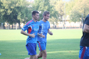 Adrian Dziubiński (na pierwszym planie) wrócił do Broni i pomoże swojemu ojcu. Foto: BronRadom.pl