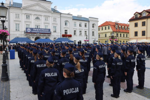 24 lipca Święto Policji. Czy wiesz i policjantów mamy na Mazowszu? [INFOGRAFIKA]