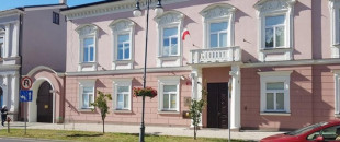Proboszcz uderzał siekierą i podpalił znajomego. Jest komunikat prokuratury