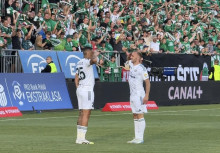 Maurides melduje Grzesikowi wykonanie zadania po strzeleniu gola na 1:1