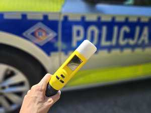 Dogonił odjeżdżający samochód i wyciągnął kluczyk ze stacyjki. Kierowca był kompletnie pijany 