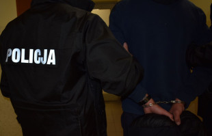 Zaatakował gazem i okradł 20-latka, po czym dokonał włamania. Policja szybko go namierzyła