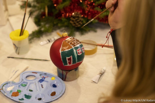 „Zdążyć z Pomocą”. Świąteczna licytacja bombek dla 10-letniej Julii