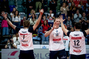 Radość siatkarzy Czarnych. W środku Bartłomiej Kluth