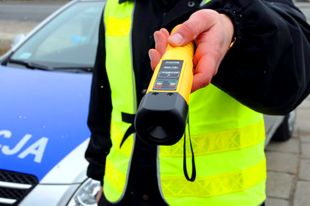 Na Sadkowie pijany kierowca wjechał w ogrodzenie. Sam sobie zaszkodził