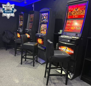 Parszywa 13-tka. Nalot policji i skarbówki na dwa lokale w Pionkach