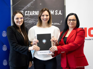 Prezes klubu Sylwia Sułkowska, obok przedstawicielek firmy PIERROT