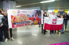 Powitanie Tomasza Mitala na warszawskim Okęciu