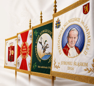 Ile kosztuje wykonanie sztandaru? Co wpływa na cenę realizacji