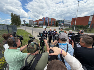 Kontrola poselska w Fabryce Broni. Posłowie z PiS weszli do „Łucznika” z listą pytań