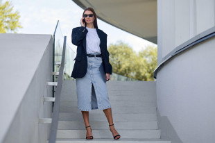 Moda biurowa latem – co wypada nosić, a czego unikać podczas upałów?