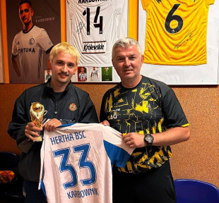 Michał Karbownik z lewej strony podczas wizyty w Młodziku Radom