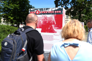 Na placu Corazziego w Radomiu uroczyście otwarto wystawę plenerową „Polski protest 1976”,