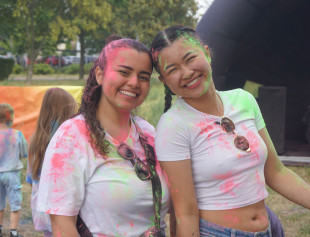 Świetna zabawa podczas Holi Święta Kolorów